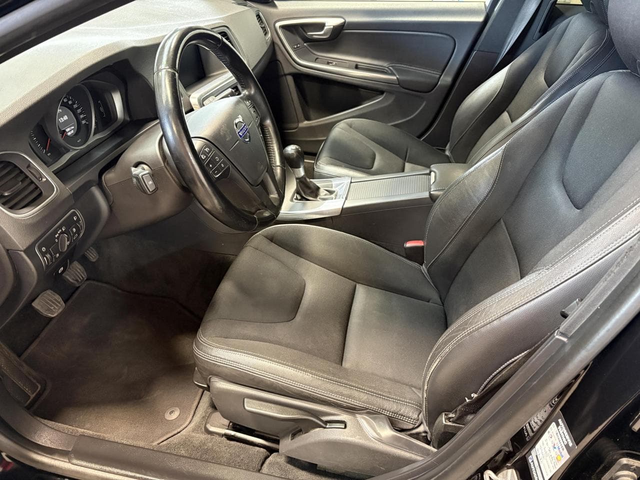 2015 Volvo V60 - 12