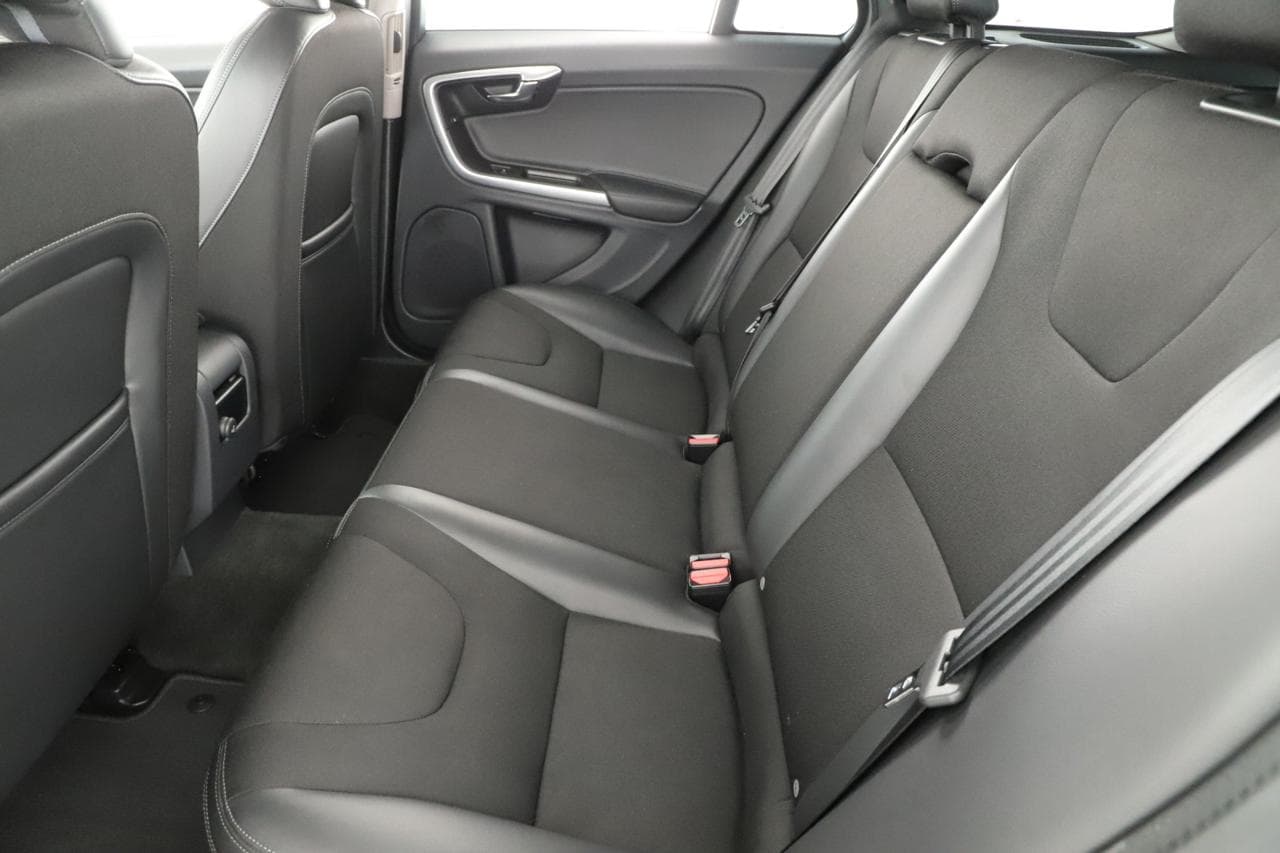 2016 Volvo V60 - 12