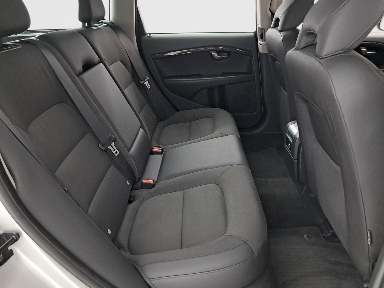 2011 Volvo V70 - 25