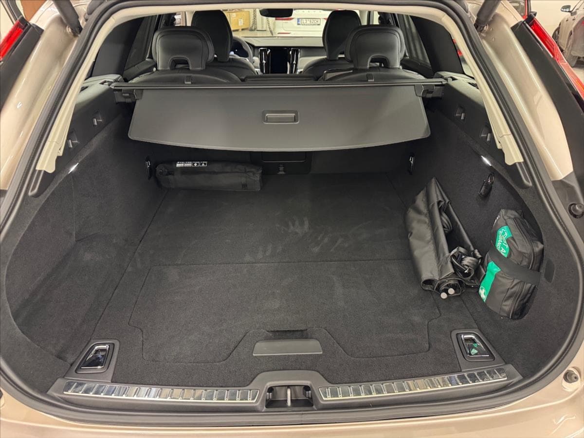 2023 Volvo V90 - 13