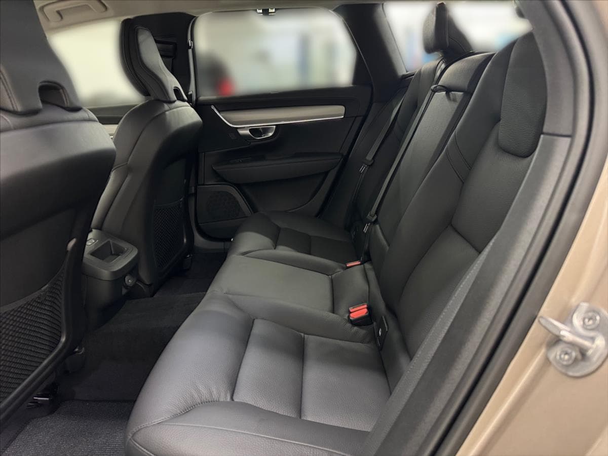 2023 Volvo V90 - 11