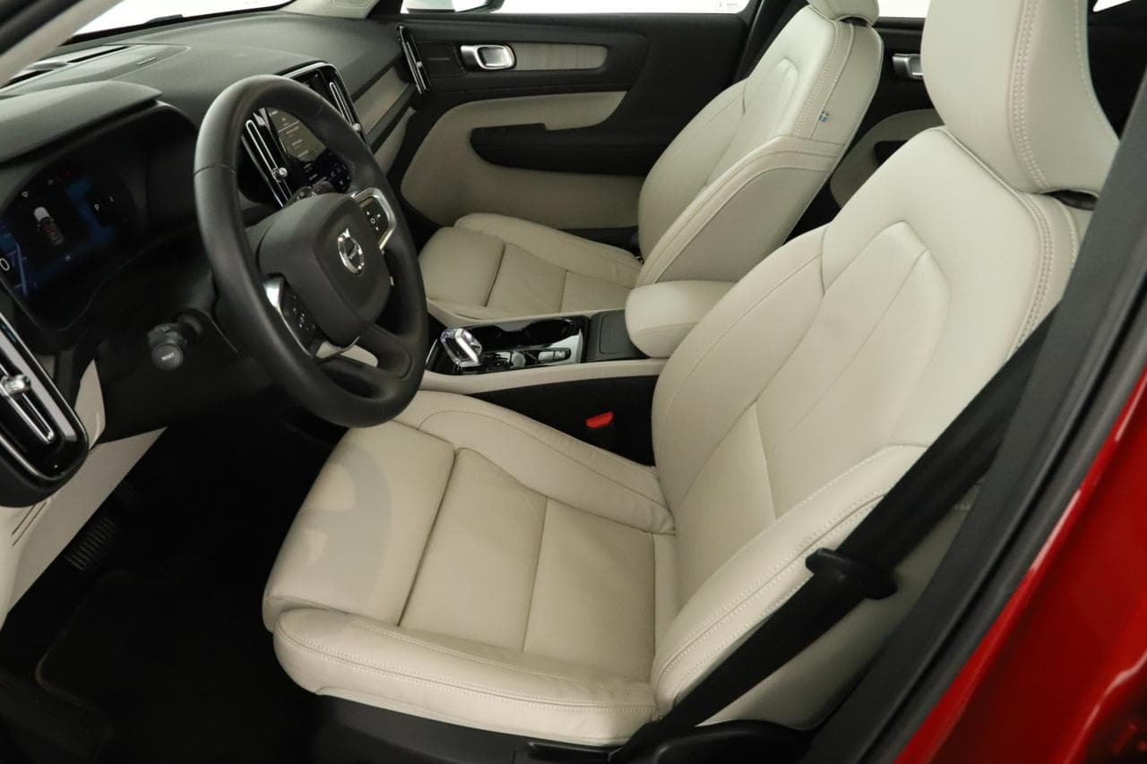 2022 Volvo XC40 - 13