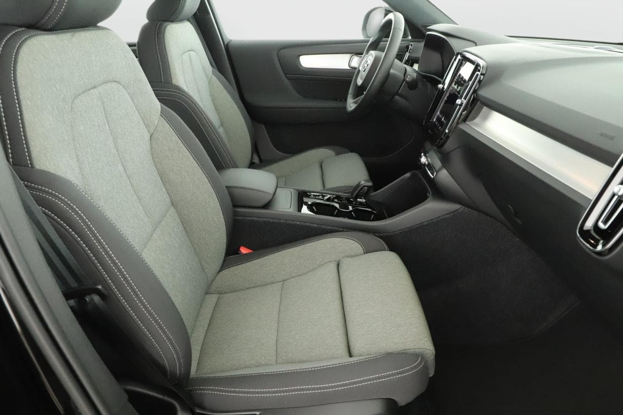 2026 Volvo XC40 - 17
