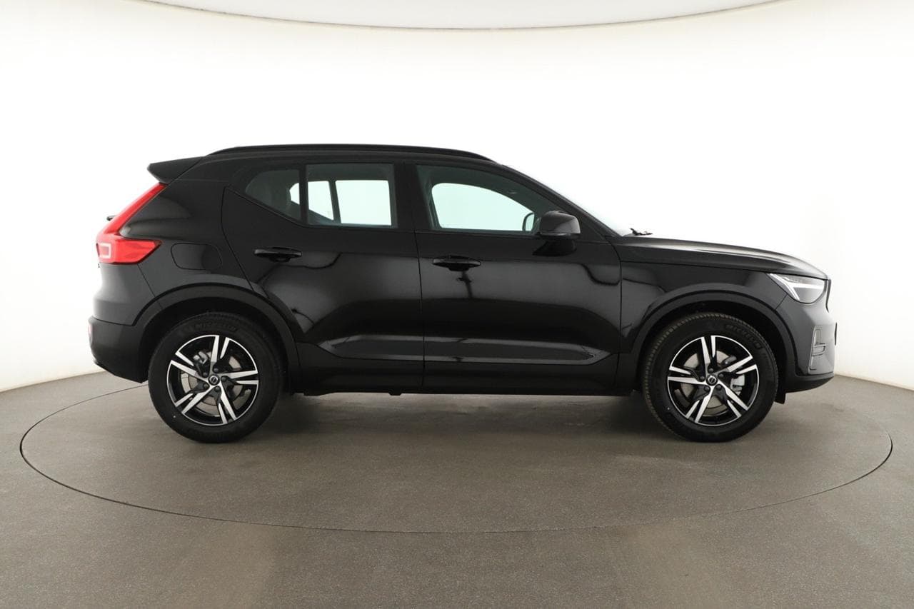 2026 Volvo XC40 - 13