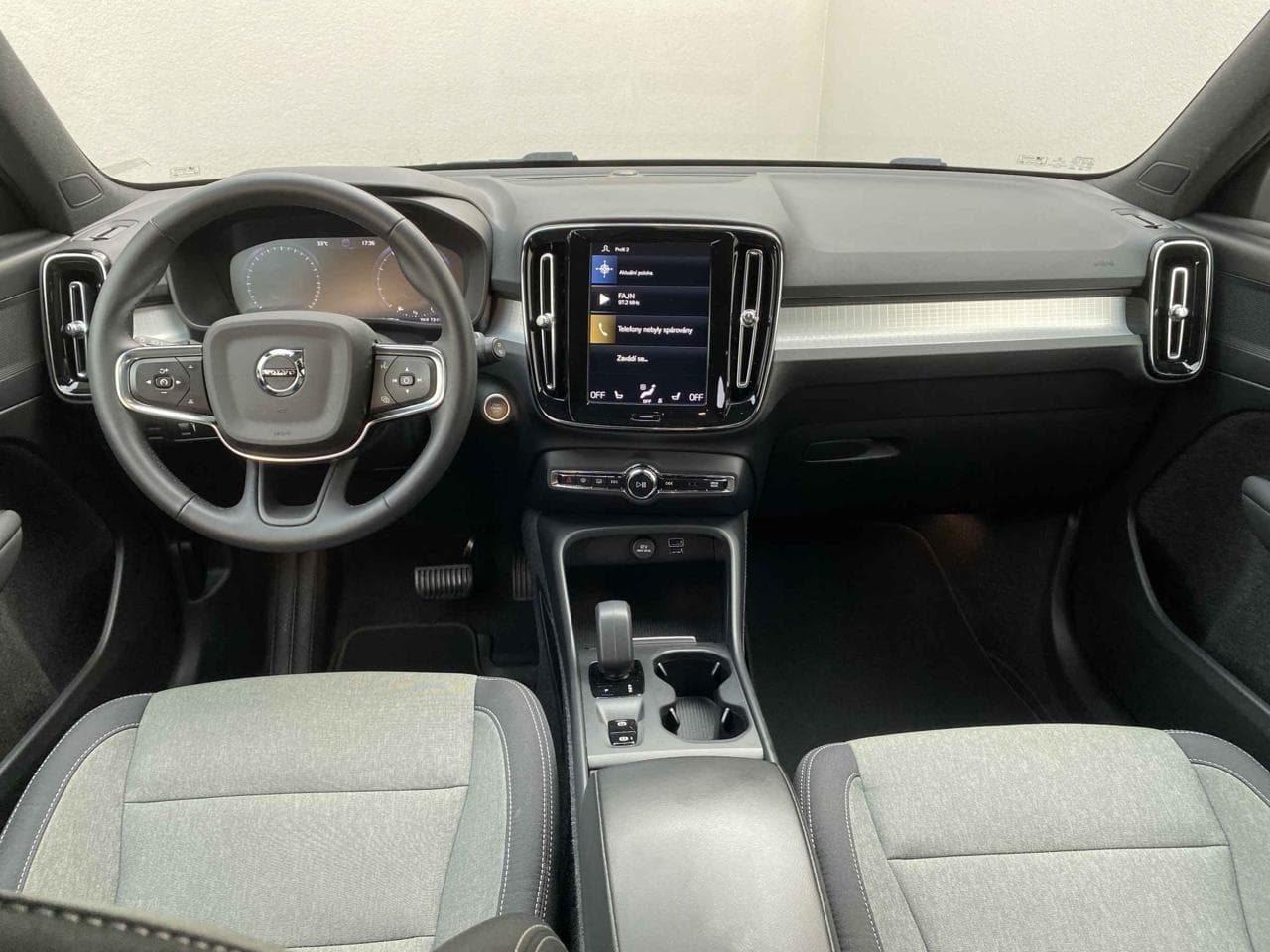 2022 Volvo XC40 - 14