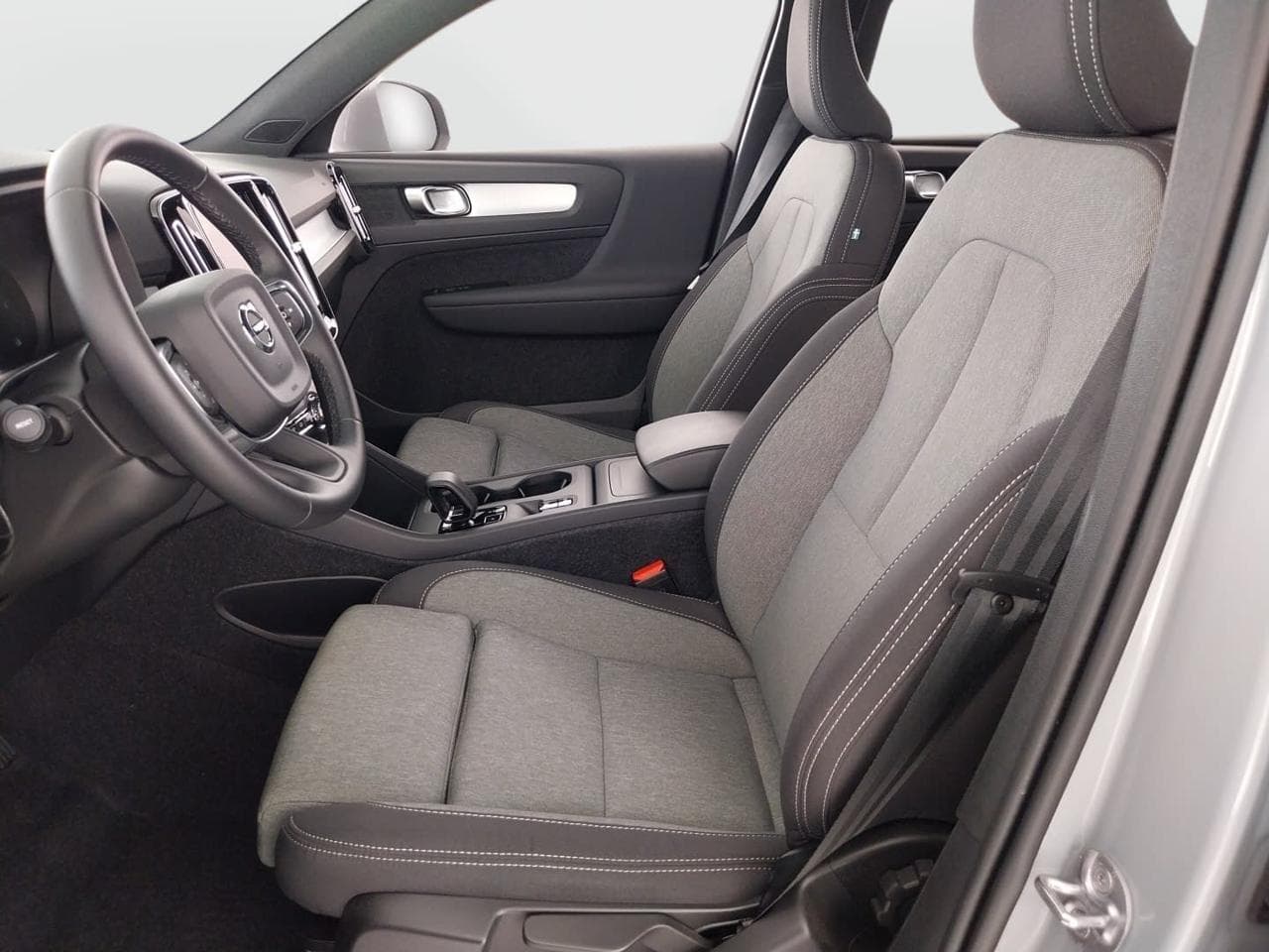 2024 Volvo XC40 - 16