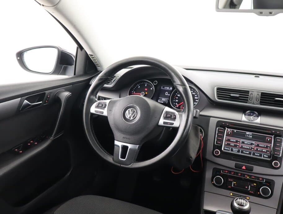2011 Volkswagen PASSAT - 9