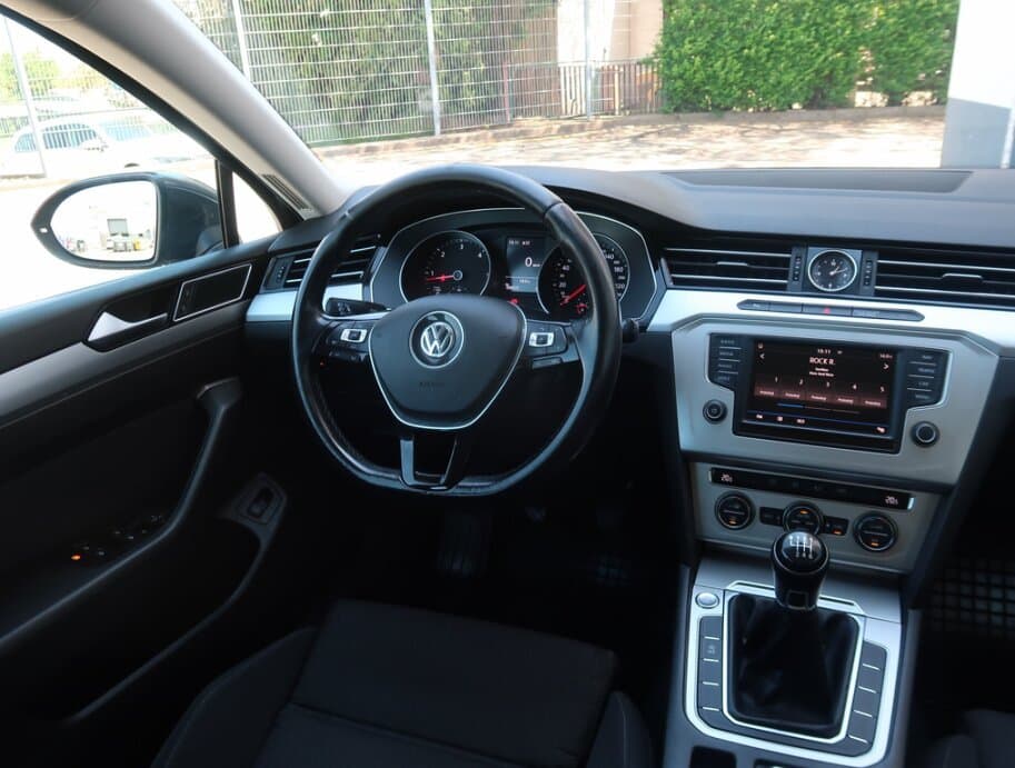 2017 Volkswagen PASSAT - 9