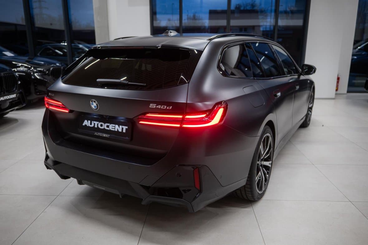 2025 BMW 5-SERIES - 11