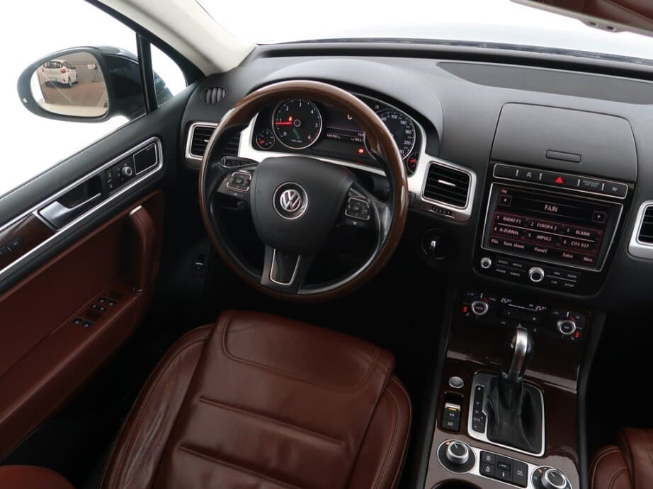 2015 Volkswagen TOUAREG - 9