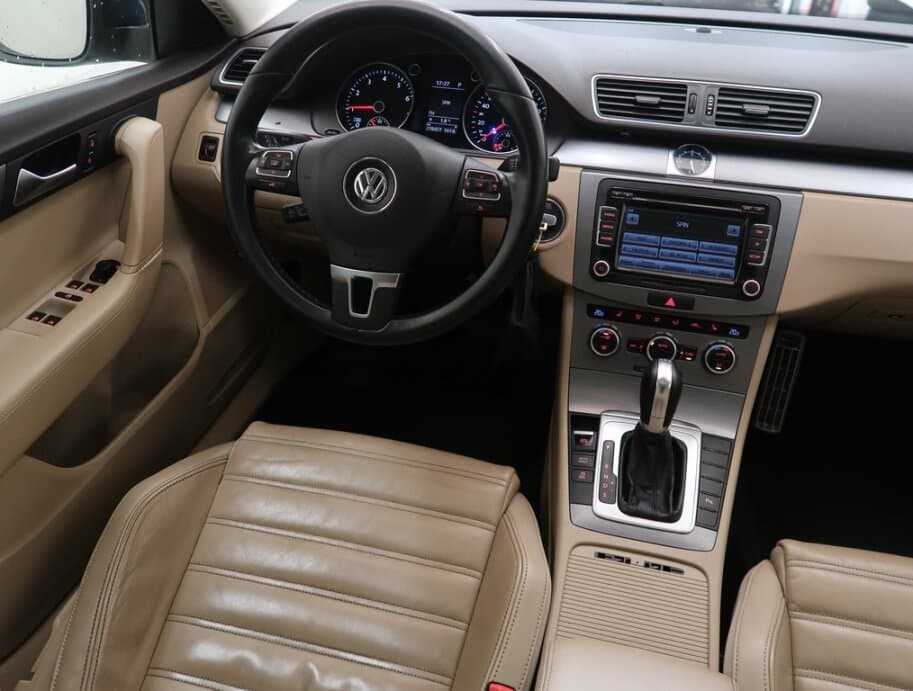 2014 Volkswagen Passat - 9