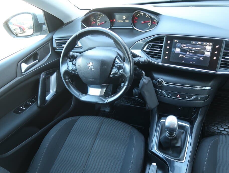 2016 Peugeot 308 - 17