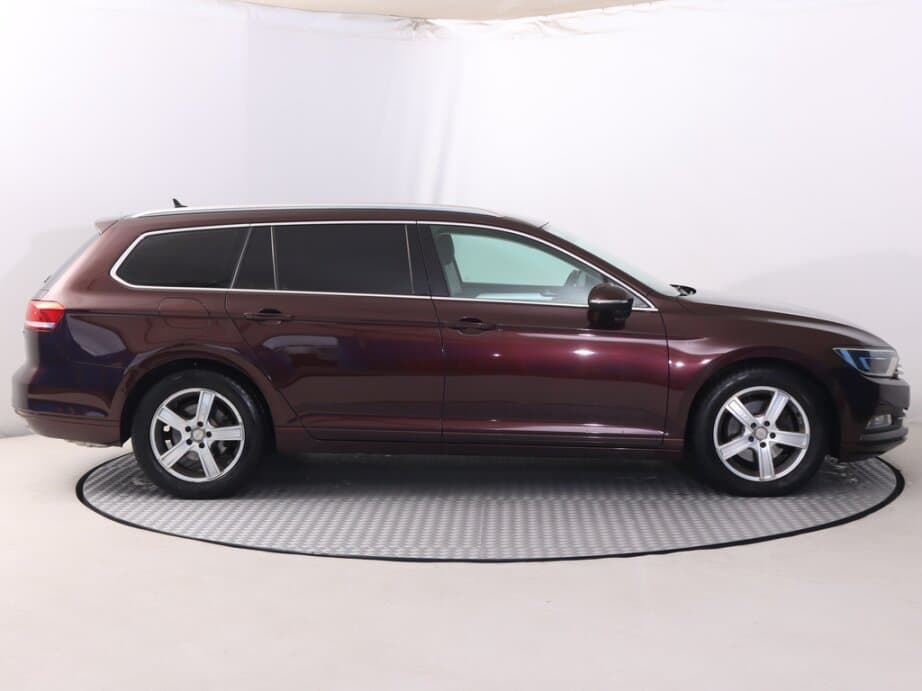 2017 Volkswagen PASSAT - 8