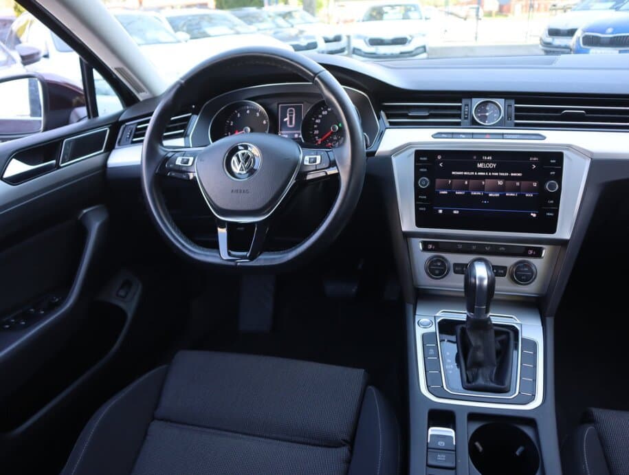 2017 Volkswagen PASSAT - 9
