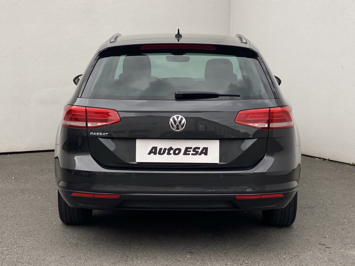 2018 Volkswagen PASSAT - 5