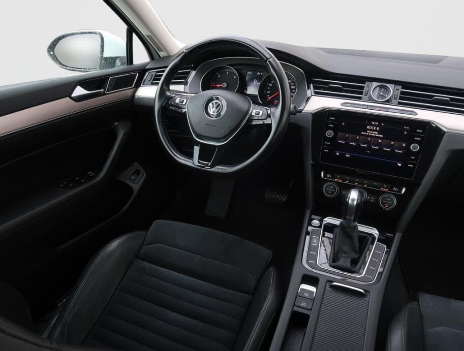 2019 Volkswagen PASSAT - 9
