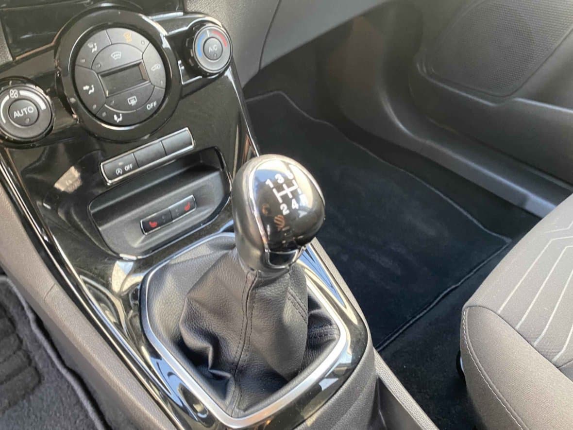 2015 Ford FIESTA - 17