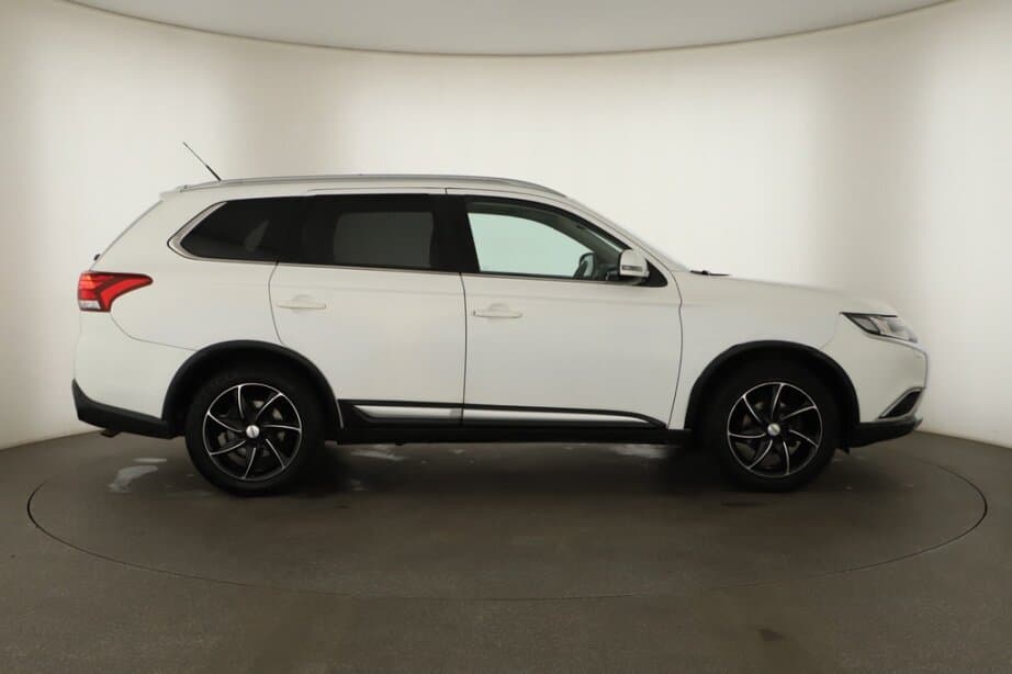 2016 Mitsubishi OUTLANDER - 8