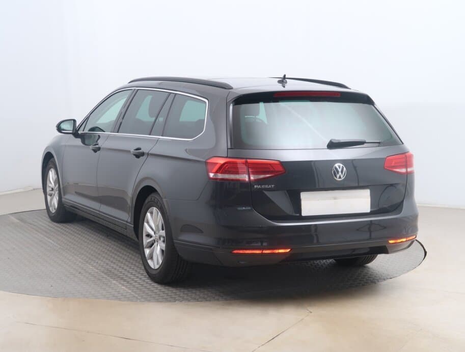 2019 Volkswagen PASSAT - 5