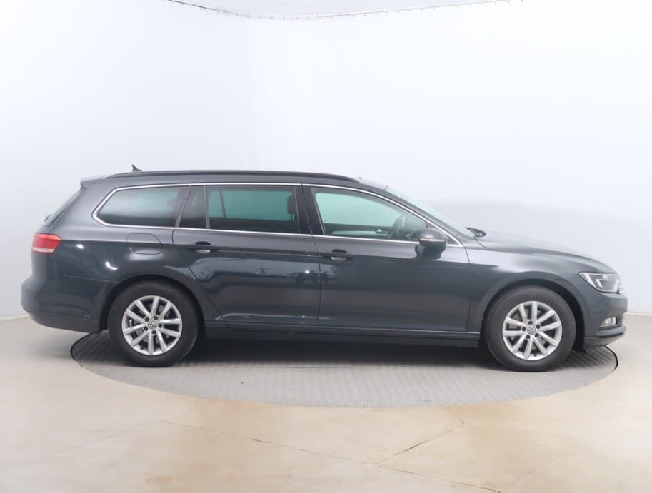 2019 Volkswagen PASSAT - 8
