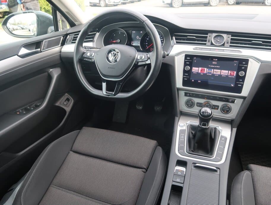 2019 Volkswagen PASSAT - 9