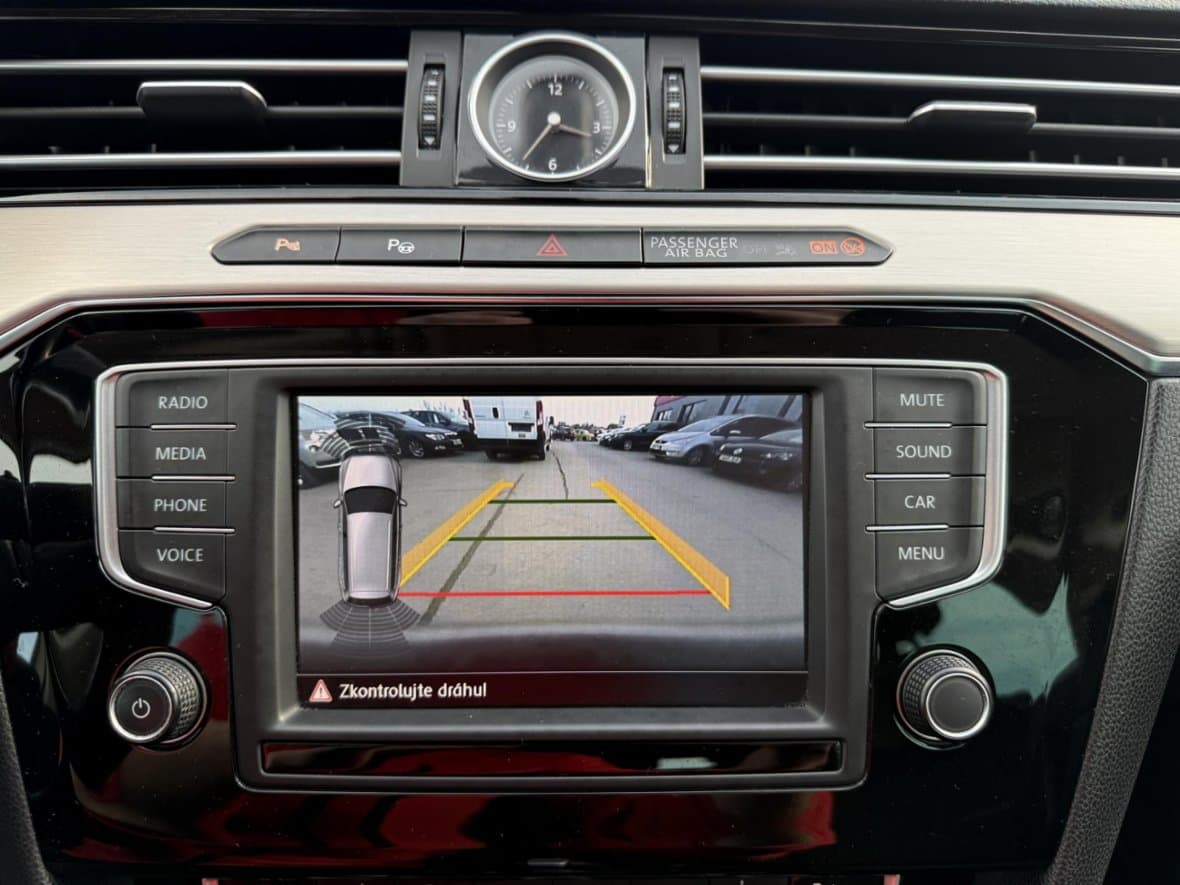 2016 Volkswagen PASSAT - 16