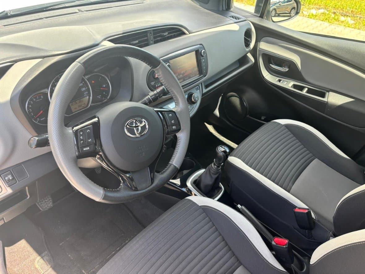 2016 Toyota YARIS - 11