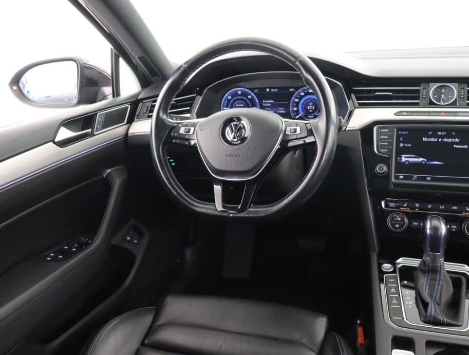 2015 Volkswagen PASSAT - 9