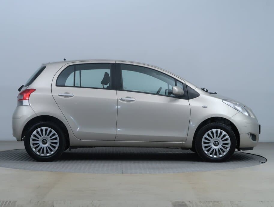 2010 Toyota YARIS - 8