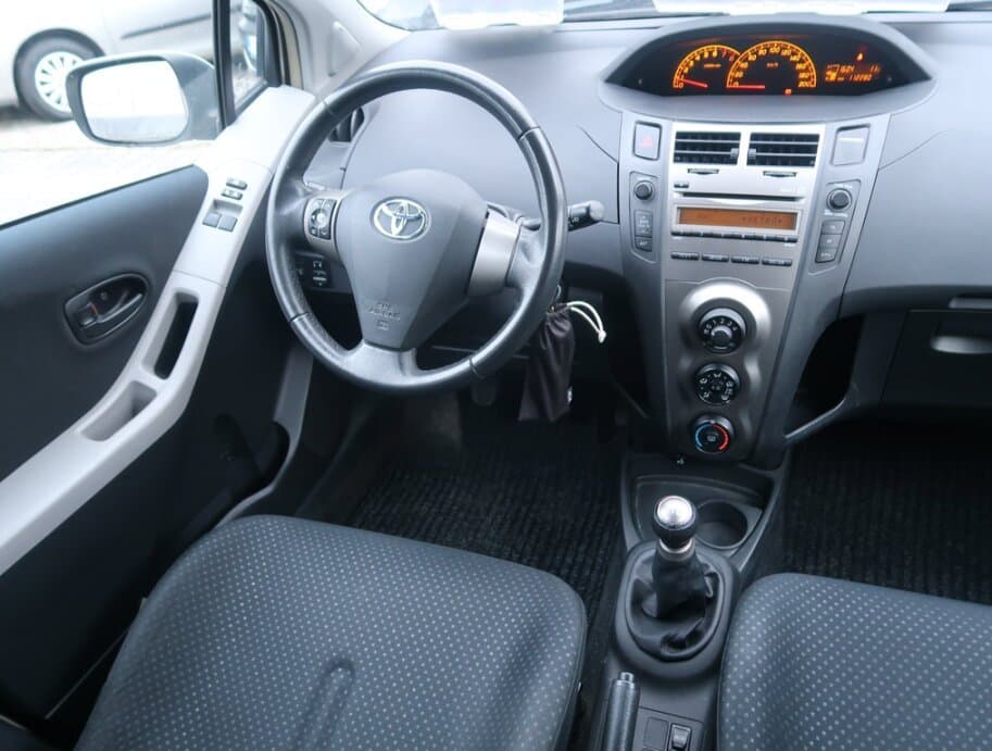 2010 Toyota YARIS - 9