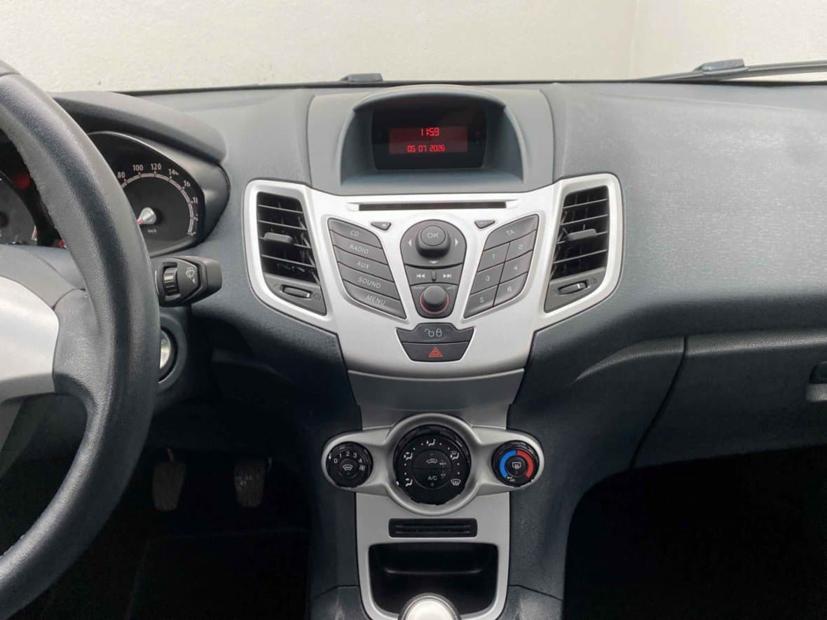 2011 Ford FIESTA - 12