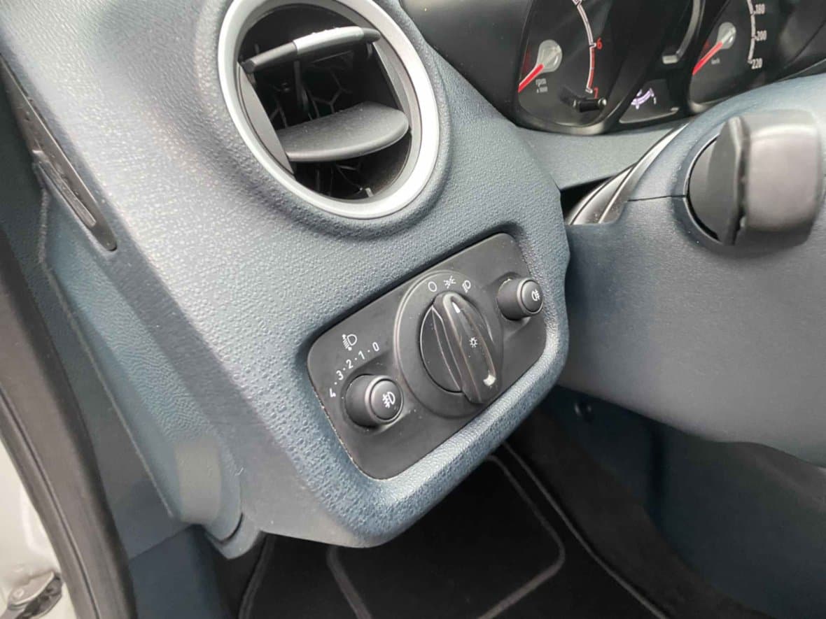2011 Ford FIESTA - 14