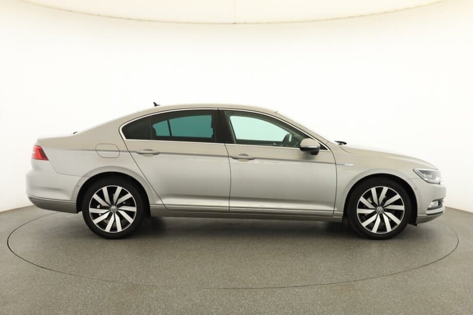 2017 Volkswagen PASSAT - 8