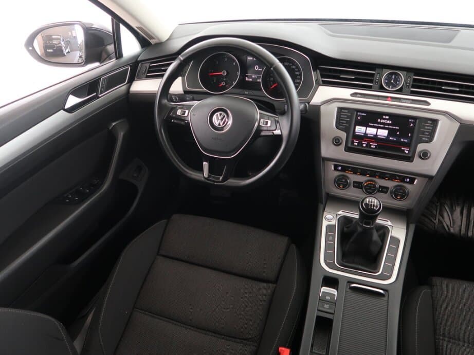2015 Volkswagen PASSAT - 9