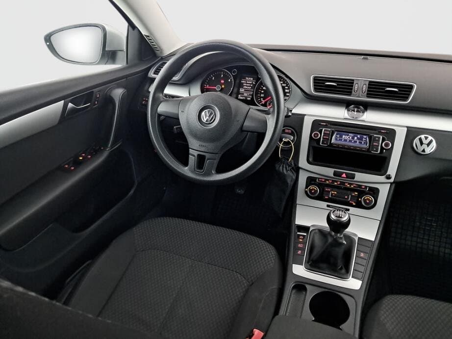 2011 Volkswagen PASSAT - 9