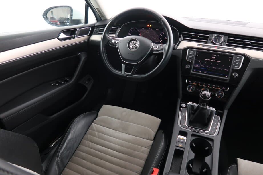 2017 Volkswagen PASSAT - 9