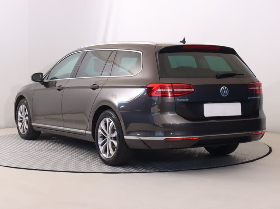 2016 Volkswagen PASSAT - 5