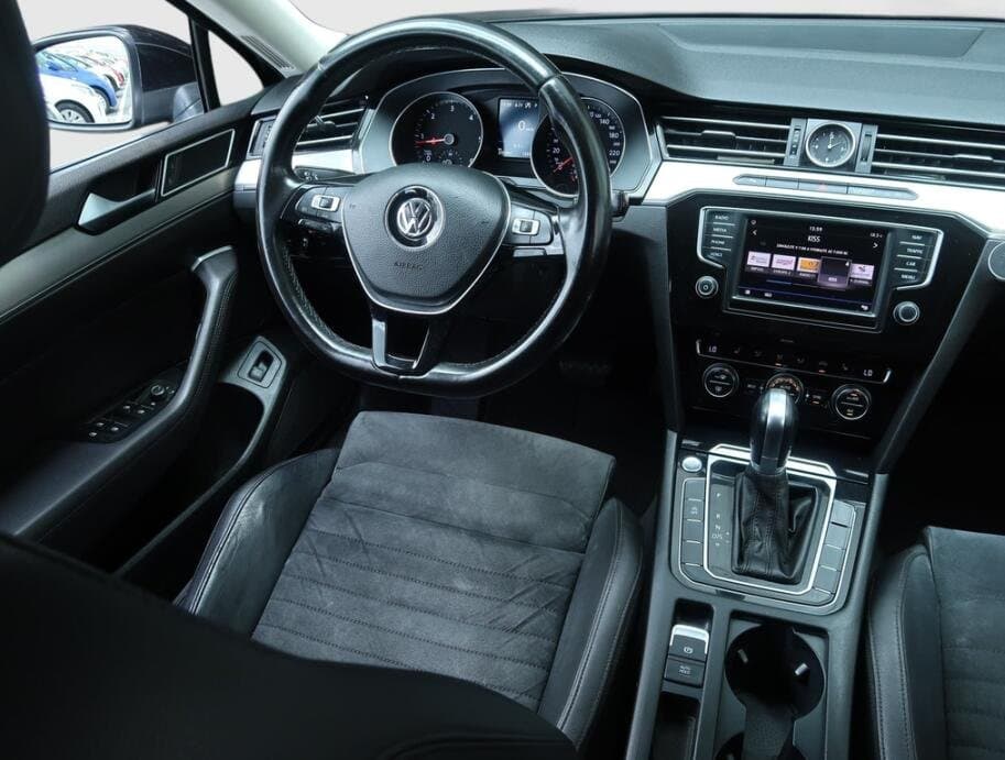 2017 Volkswagen PASSAT - 9