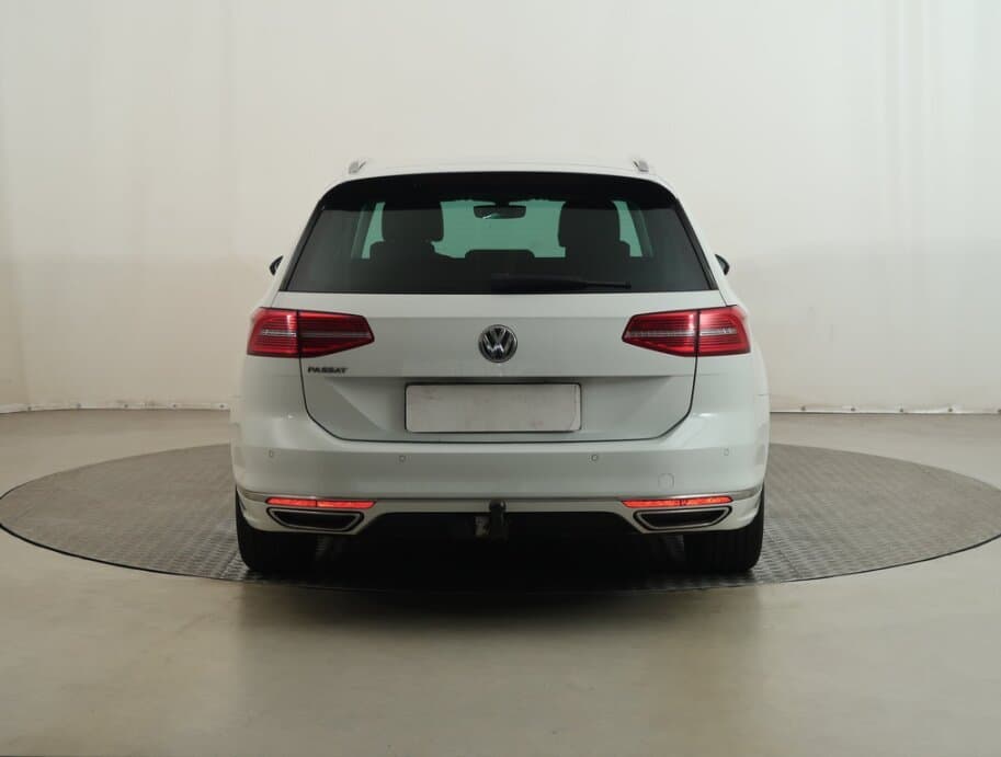 2017 Volkswagen PASSAT - 11