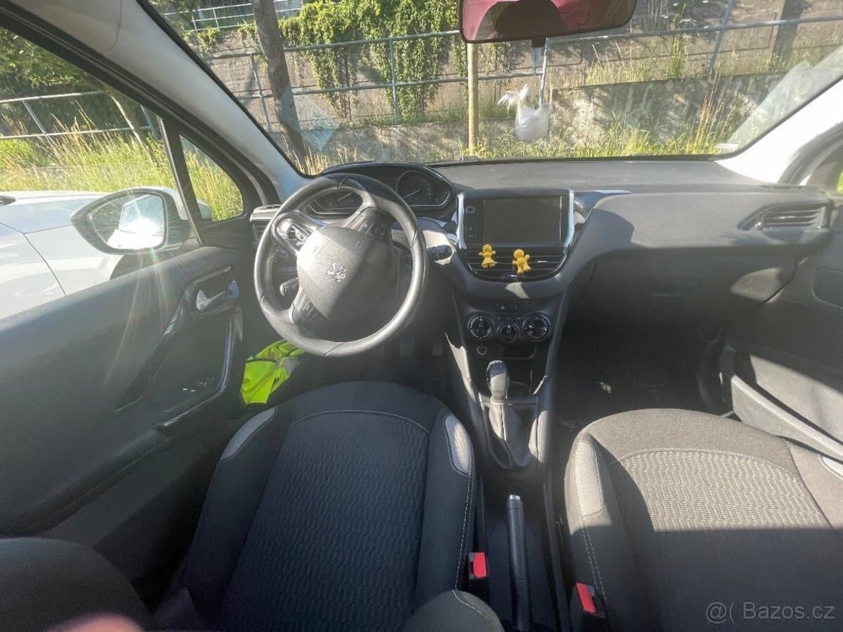 2016 Peugeot 208 - 11