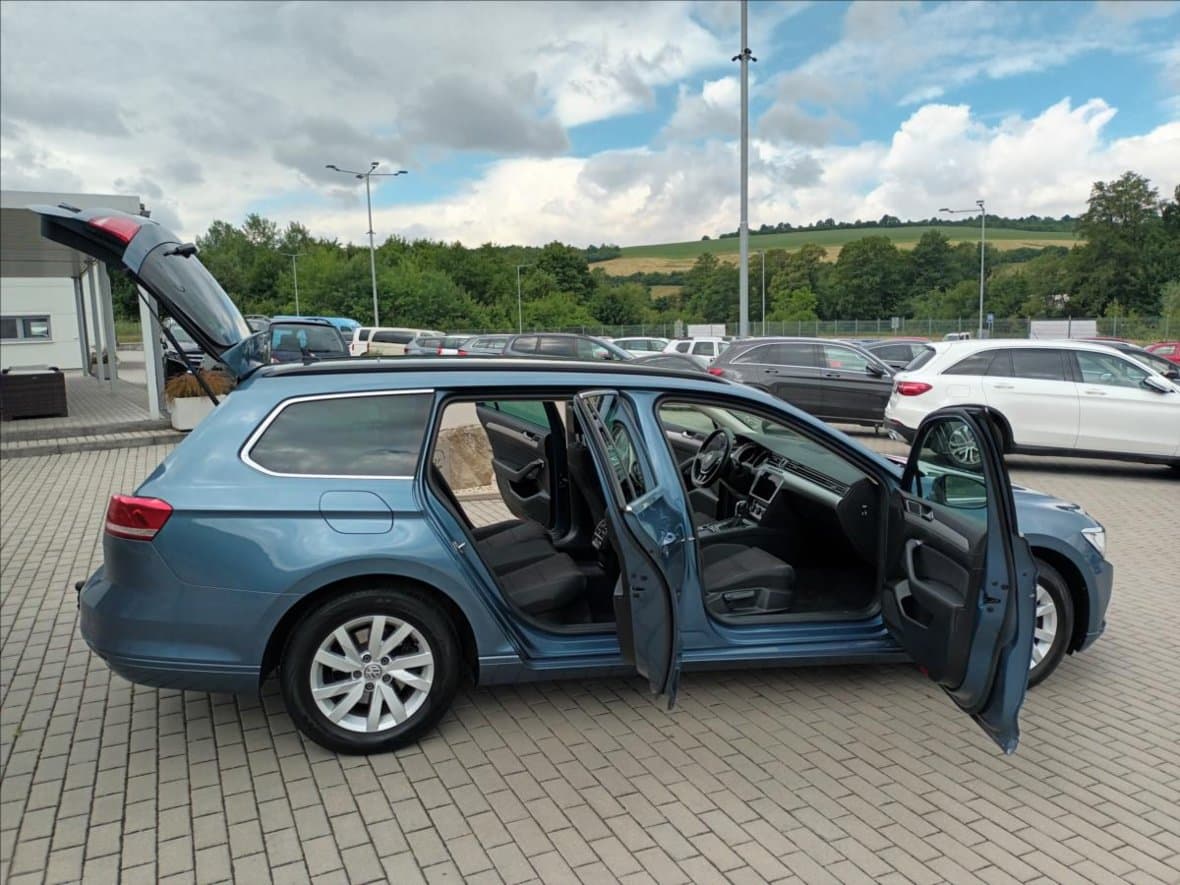 2018 Volkswagen PASSAT - 9