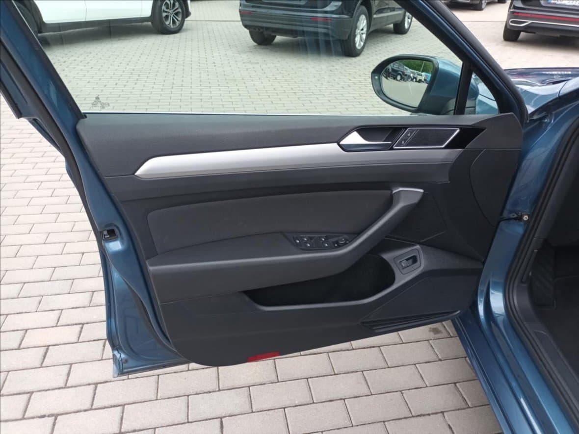 2018 Volkswagen PASSAT - 17