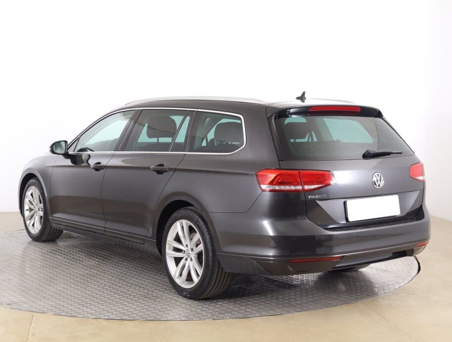 2019 Volkswagen PASSAT - 5