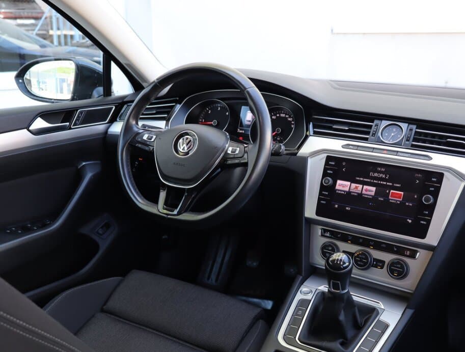 2019 Volkswagen PASSAT - 9
