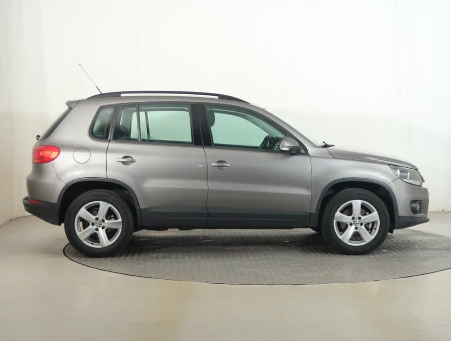 2011 Volkswagen TIGUAN - 8
