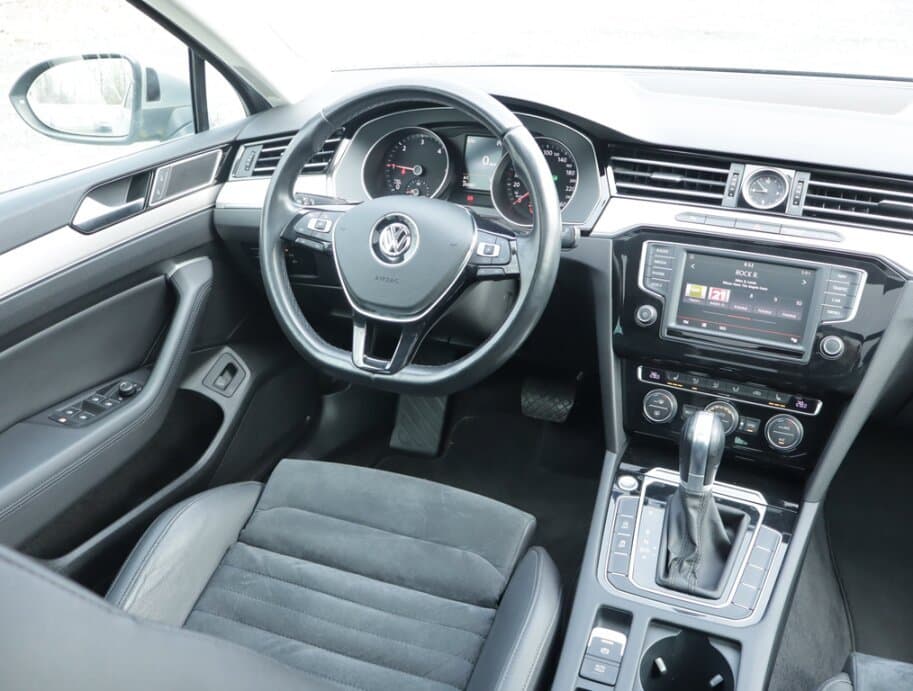 2016 Volkswagen PASSAT - 9