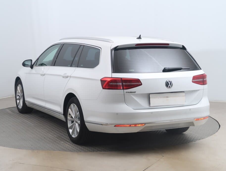 2018 Volkswagen PASSAT - 5
