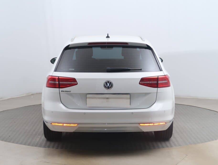 2018 Volkswagen PASSAT - 6
