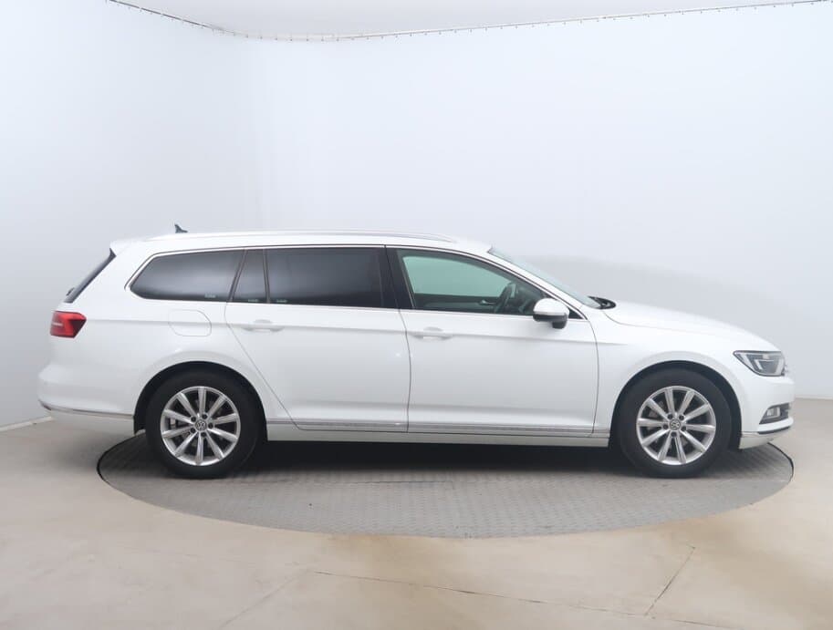 2018 Volkswagen PASSAT - 8