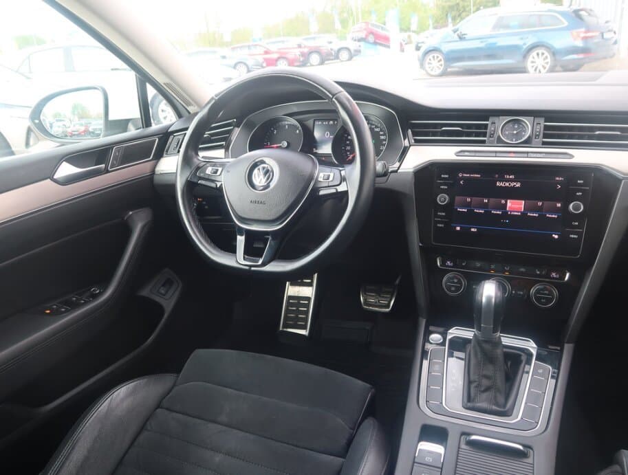 2018 Volkswagen PASSAT - 9